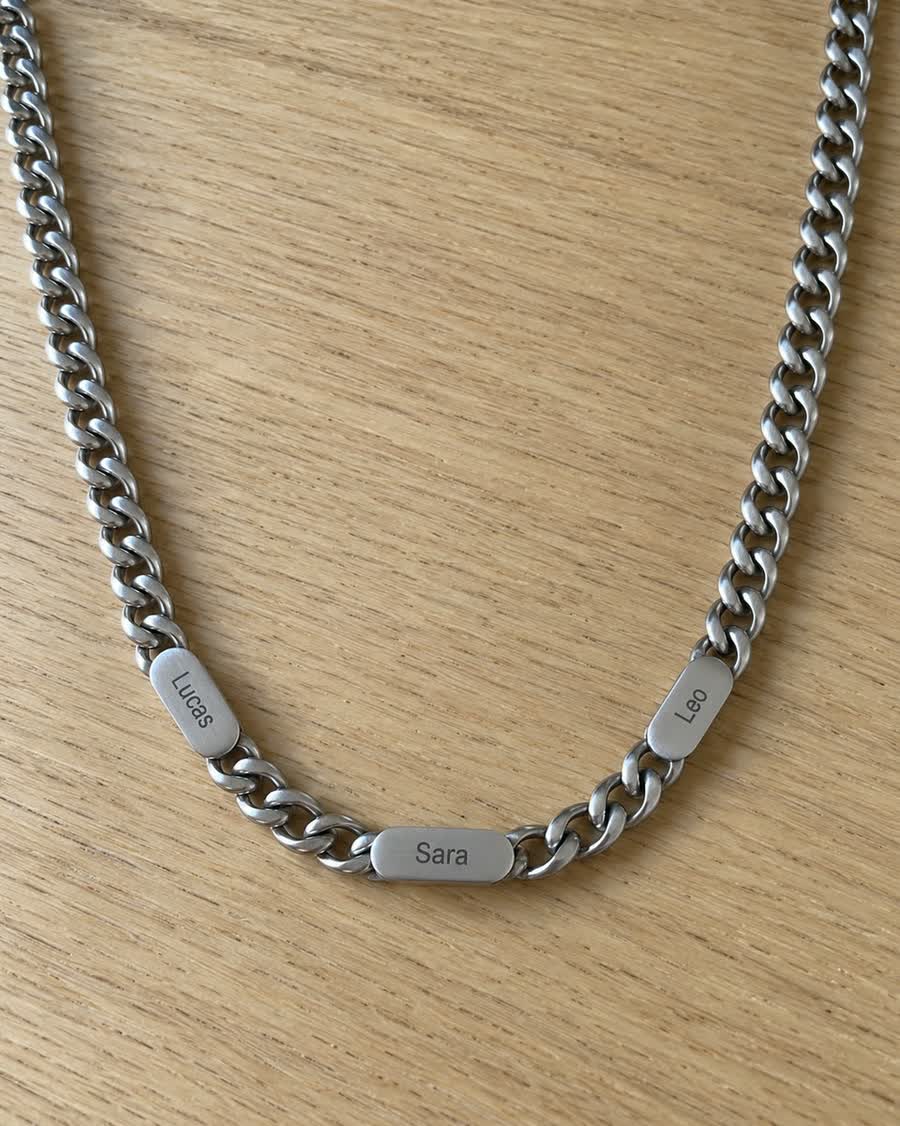 Cadena con nombres grabados en placas