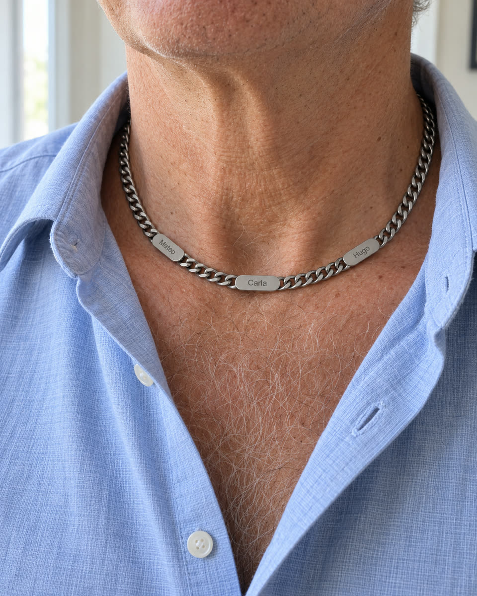 Cadena de acero puesta en un hombre con camisa azul, con tres placas: Mateo, Carla y Hugo